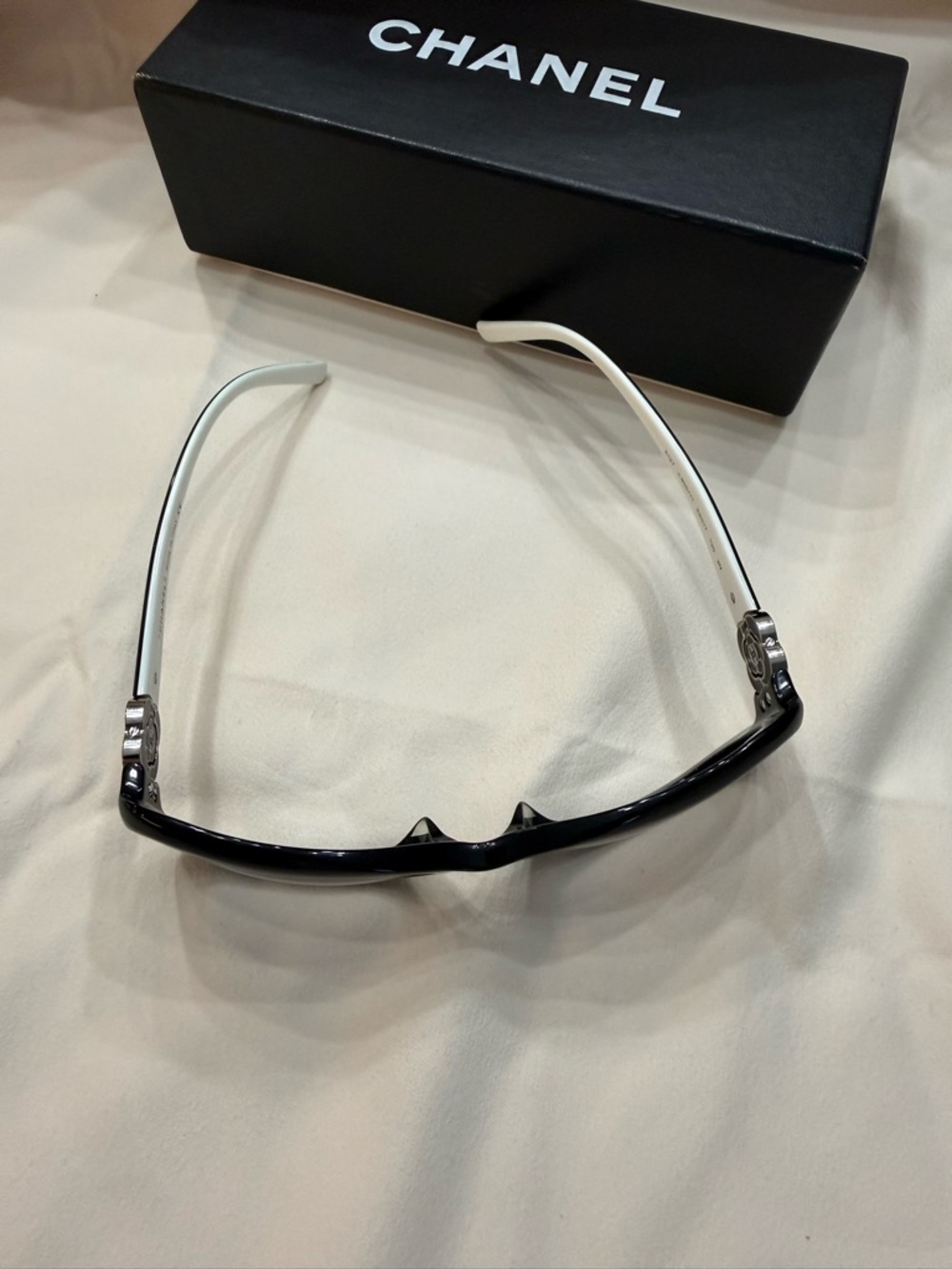 Chanel Camellia Sunglasses – Black Frame with CC Logo - Picture 4 of 14
